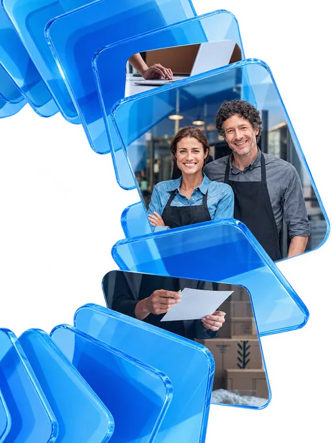 Casal de empreendedores no próprio negócio, entre placas de vidro.